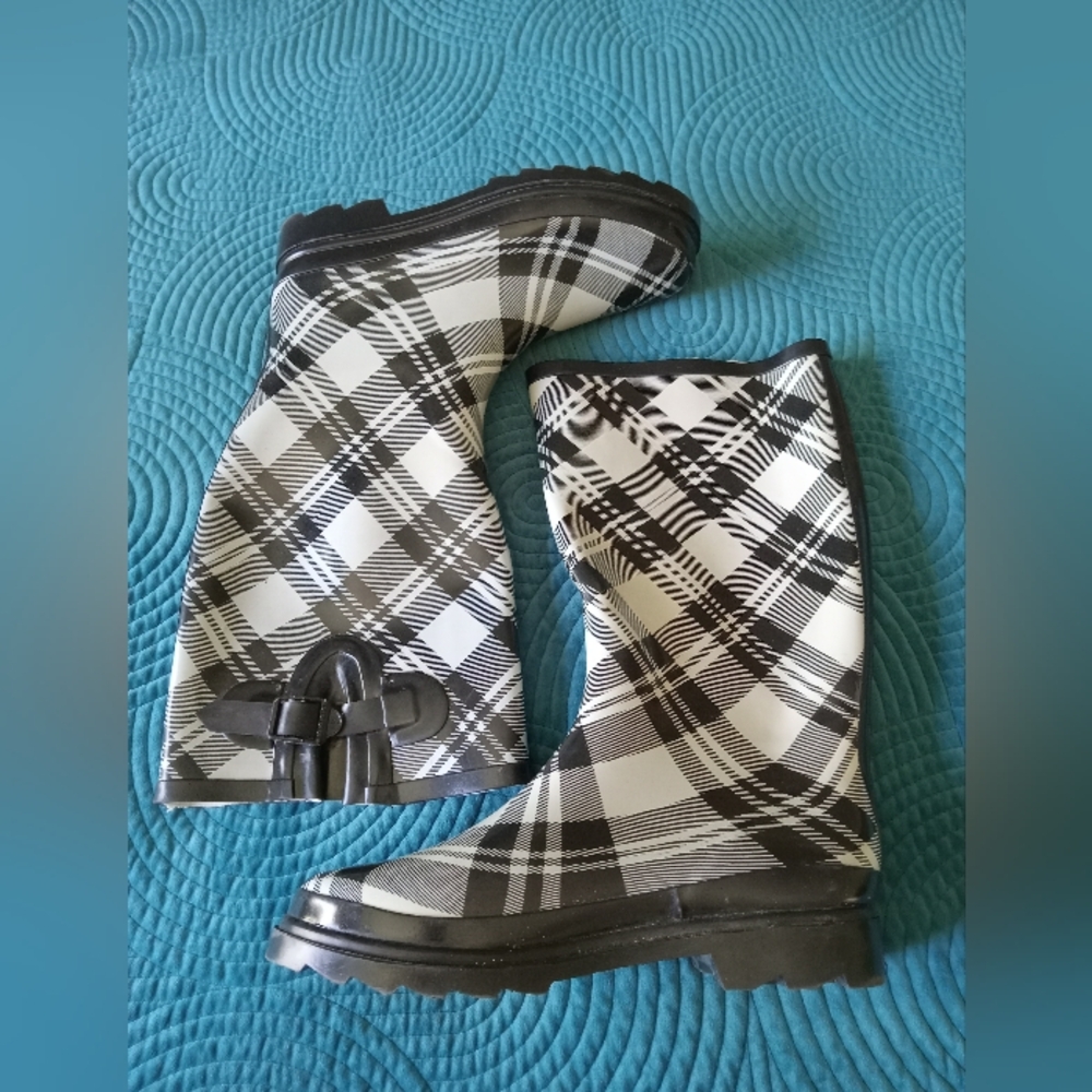 Plaid Sz 9 Rain Boots Gardening Black and White